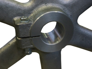 Arm pulley split on one side, clamping hub centred